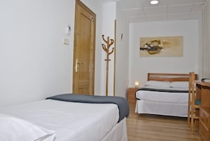 Basic-Dreibettzimmer (Interior) | Schallisolierte Zimmer, kostenloses WLAN, BettwÀsche