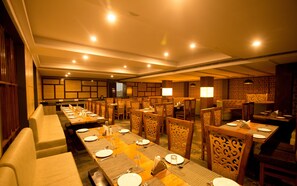 Restaurant - Riverfront Resort (Majhgawan)