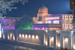 Un grand bâtiment bien éclairé, doté d’un dôme imposant et de nombreuses fenêtres.