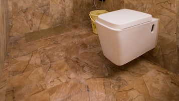 Shower, pancuran hujan, perlengkapan mandi gratis, dan handuk
