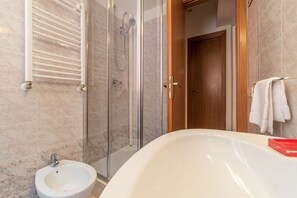 A modern bathroom with a glass-enclosed shower, a freestanding bathtub, and a wall-mounted towel rack. - Casa Zeffiro, two minutes walk from Trevi Fountain (Roma)