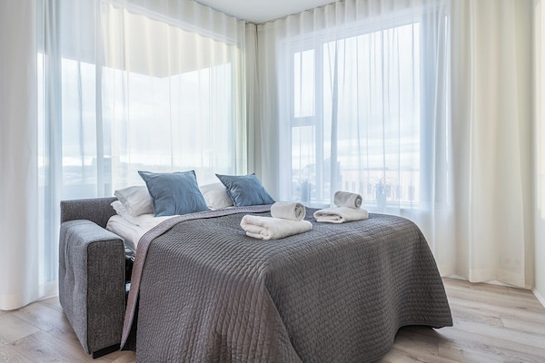 Appartement supérieur, 2 chambres, 2 salles de bains | Aire de séjour | Téléviseur à écran plat, planchers chauffants