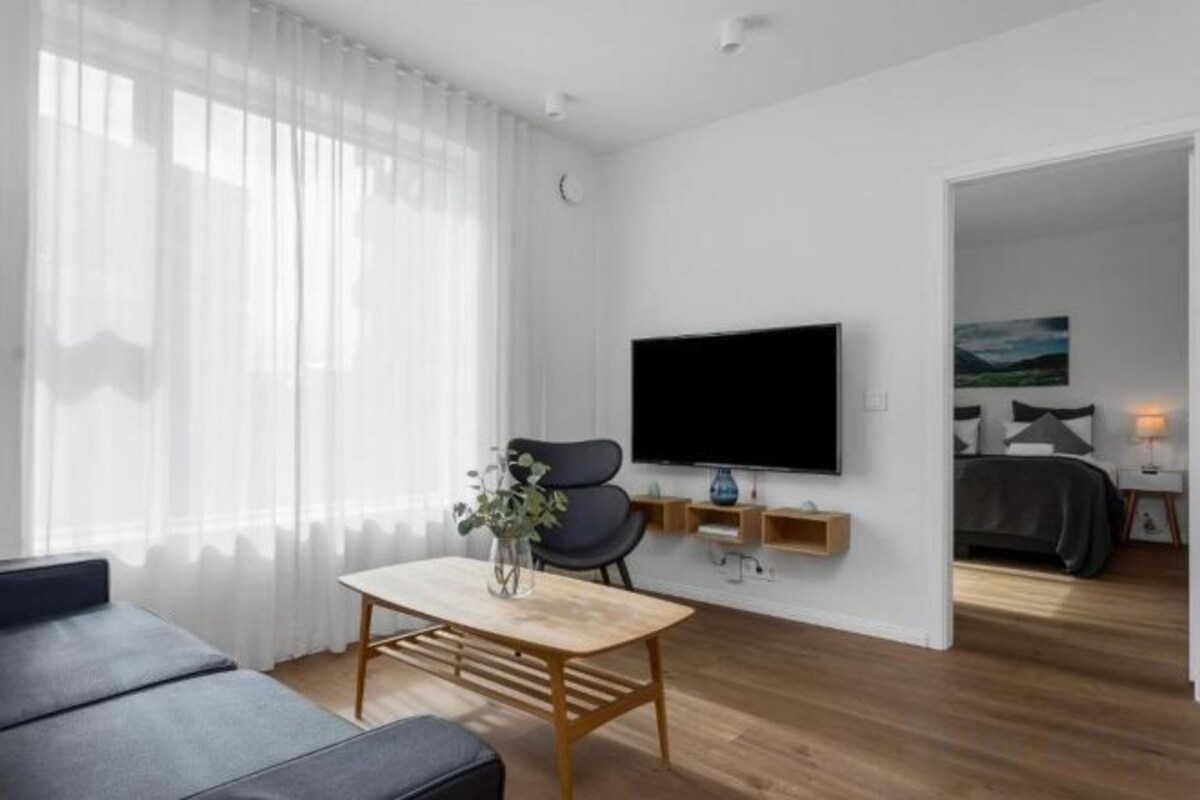 Espacio para trabajar con un portátil y cortinas opacas