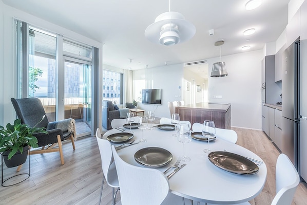 Apartamento superior, 2 habitaciones, 2 baños | Servicio de comidas en la habitación