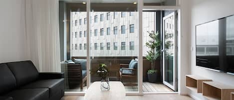 Apartamento premier, 2 quartos, 2 banheiros | Área de estar | TV de tela plana, pisos aquecidos