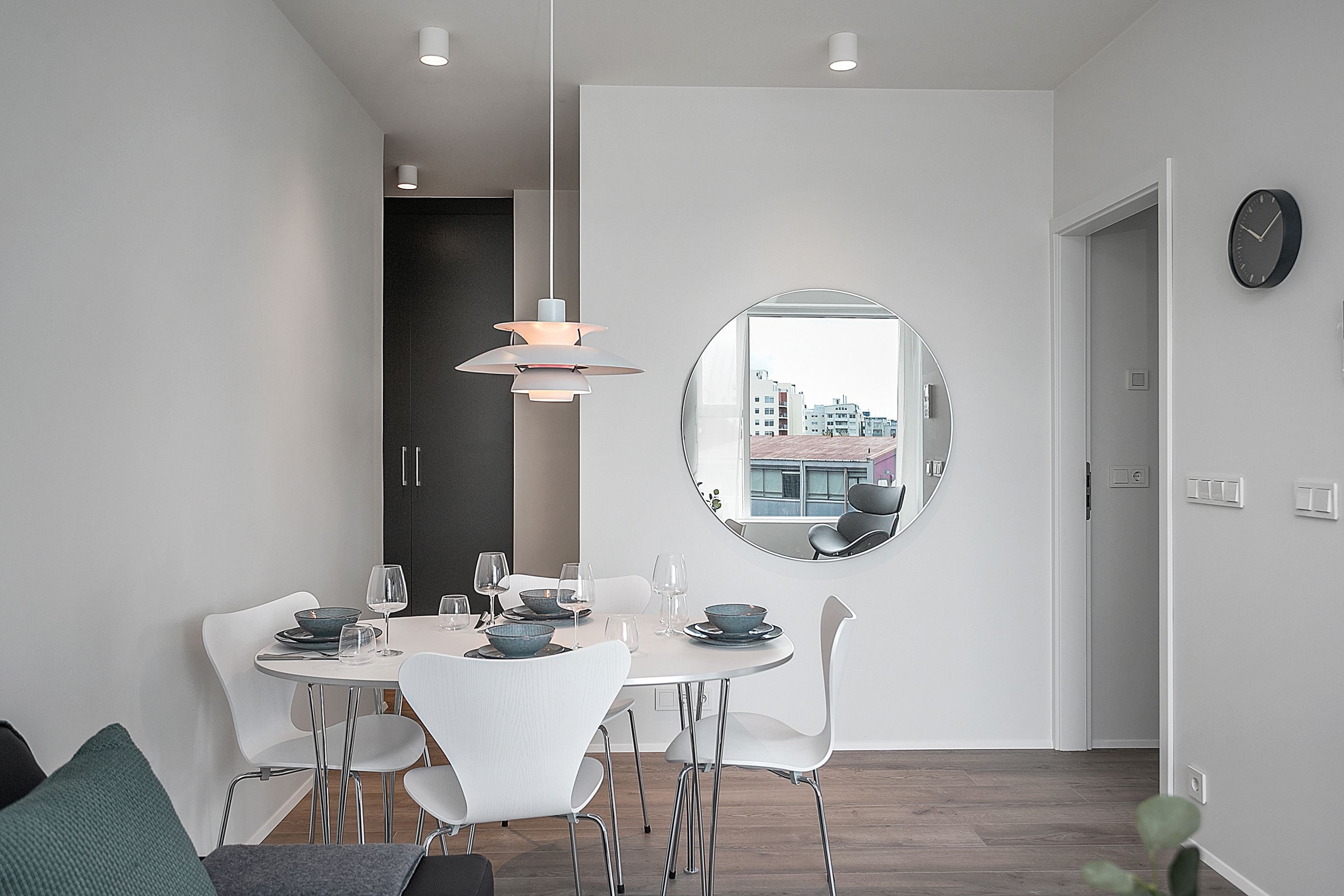 Flat-screen TV, heated floors
