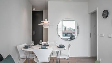 Flat-screen TV, heated floors