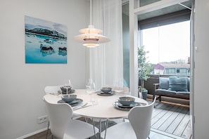 Flat-screen TV, heated floors