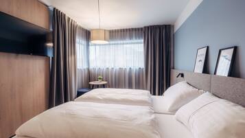 Cortinas blackout, wifi gratis y ropa de cama