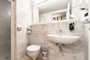 淋浴設備、環保盥洗用品、吹風機、毛巾