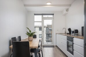 Full-sized fridge, microwave, oven, stovetop - Mjölnir Apartments (Reykjavik)
