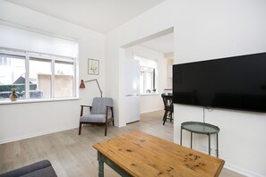 Departamento, 2 habitaciones, cocina, planta baja | Área de sala de estar | Smart TV y Netflix 