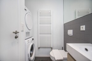 Shower, free toiletries, hair dryer, towels - Mjölnir Apartments (Reykjavik)
