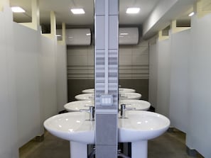 Dormitório compartilhado, banheiro compartilhado | Banheiro | Chuveiro, chinelos, toalhas de banho