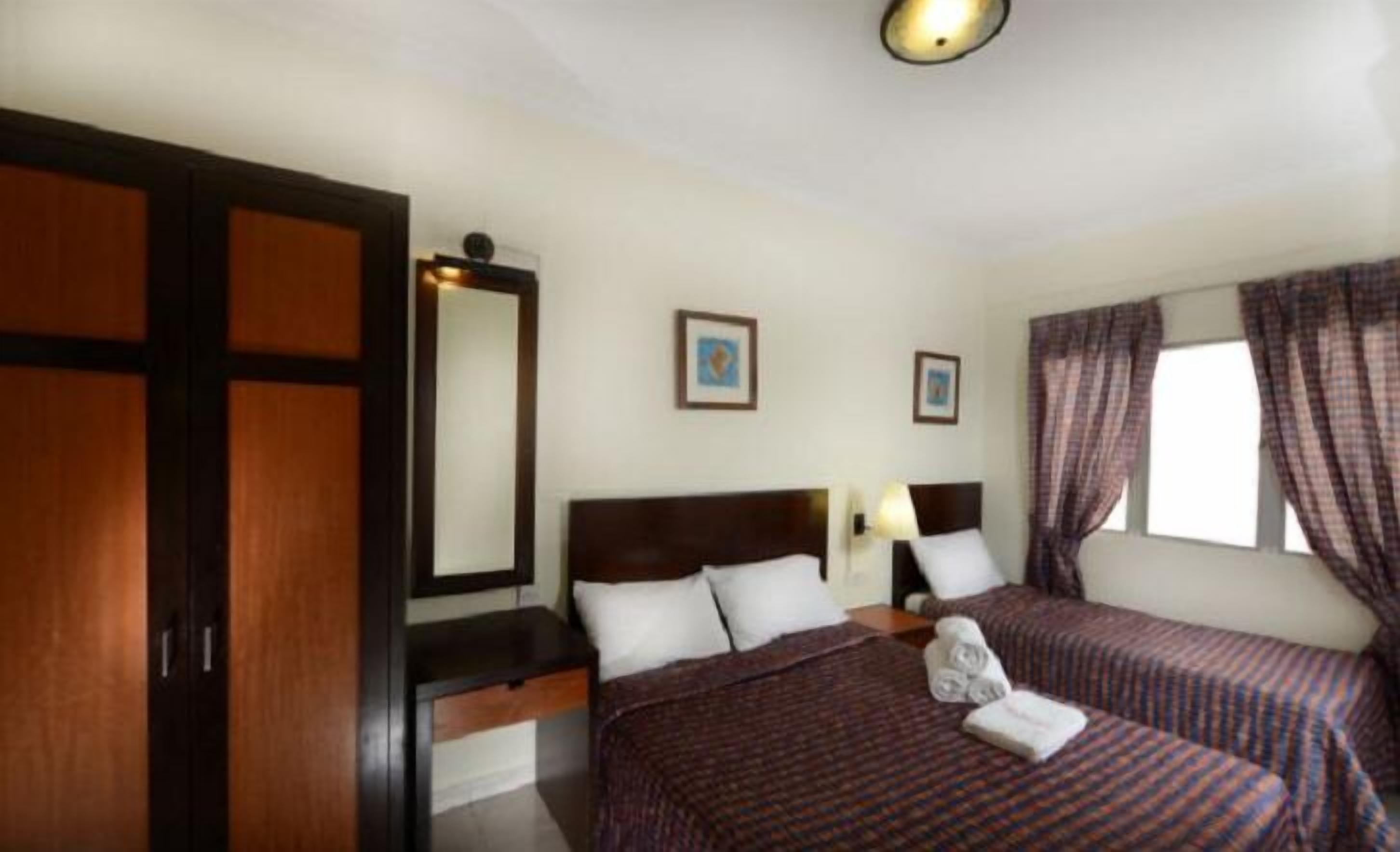 2 BR Apartment with Mountain View