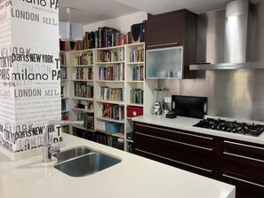 Een koelkast, een oven, een vaatwasser, een koffiezetapparaat/waterkoker