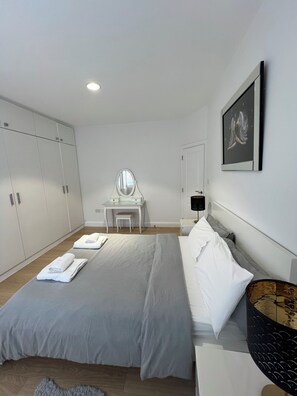 3 Schlafzimmer, Schreibtisch, schallisolierte Zimmer