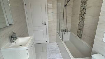 Combined shower/bathtub, hair dryer, towels, soap