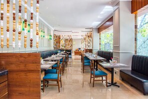 Restaurant - 7 Apple Hotel - Viman Nagar Pune (Pune)