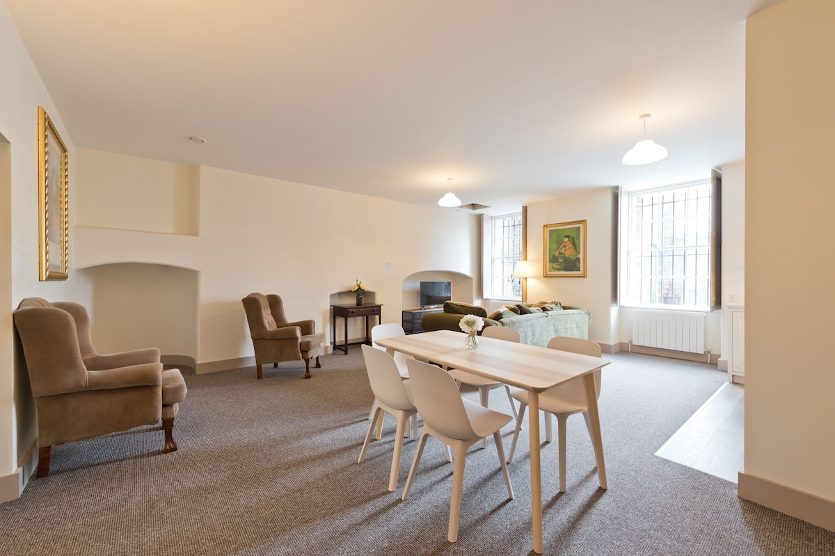 The Gardiner Suite | Living area | Flat-screen TV