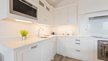 Luxury Apartment, 2 Bedrooms | Private kitchen