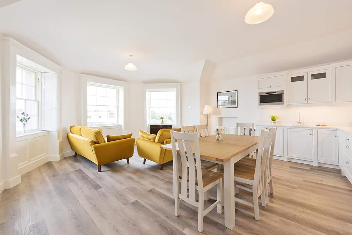 The Shannon Suite | Living room | Flat-screen TV