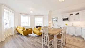 Apartamento superluxo, 2 quartos | Sala de estar | TV de tela plana
