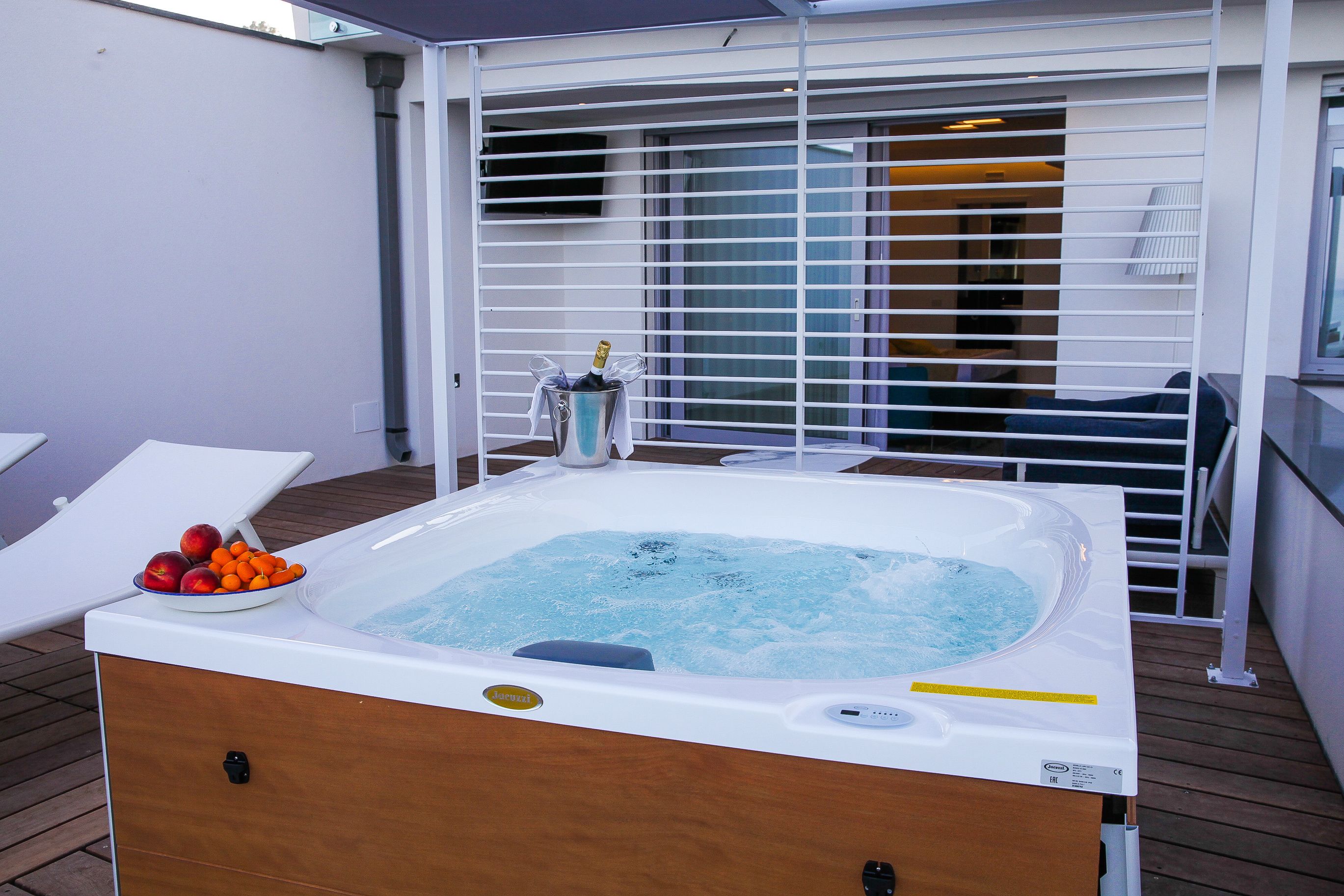 小型套房 (NAUTILUS) | 迷你吧、客房内保险箱、办公桌、遮光窗帘