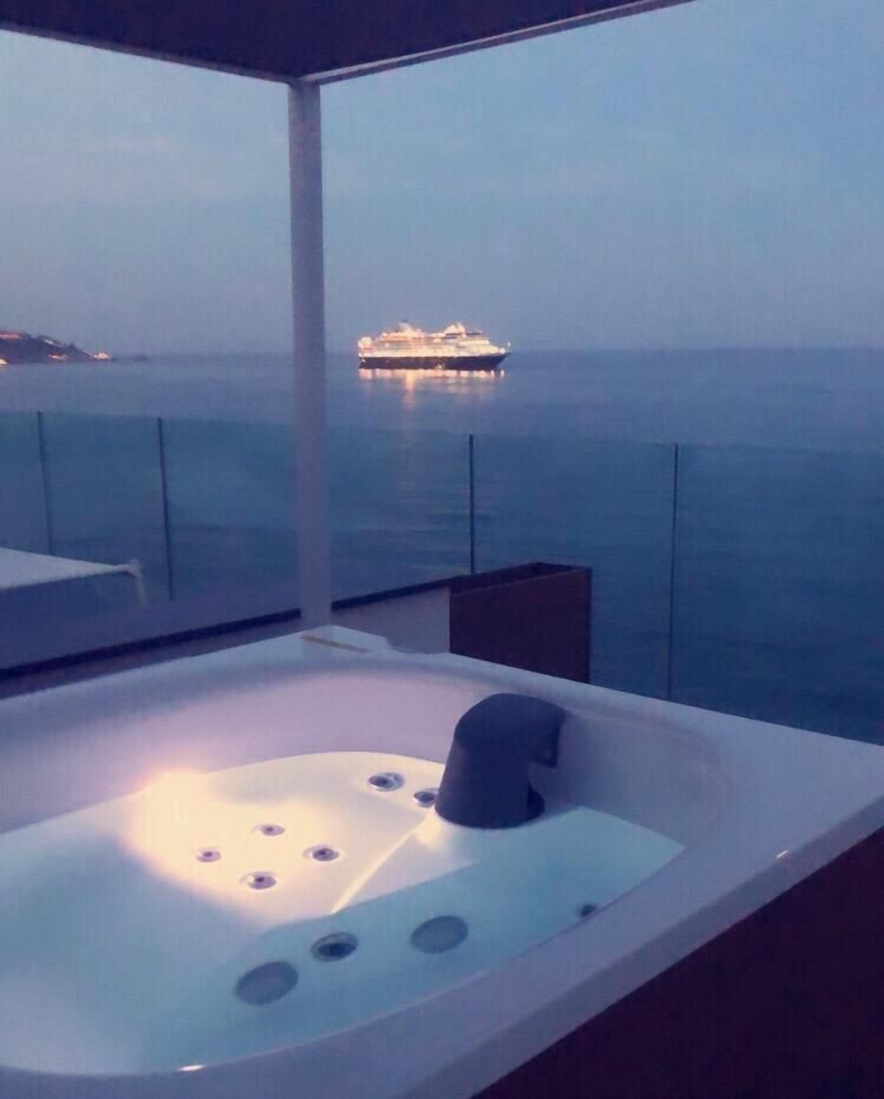 Photo - Nautilus Hotel