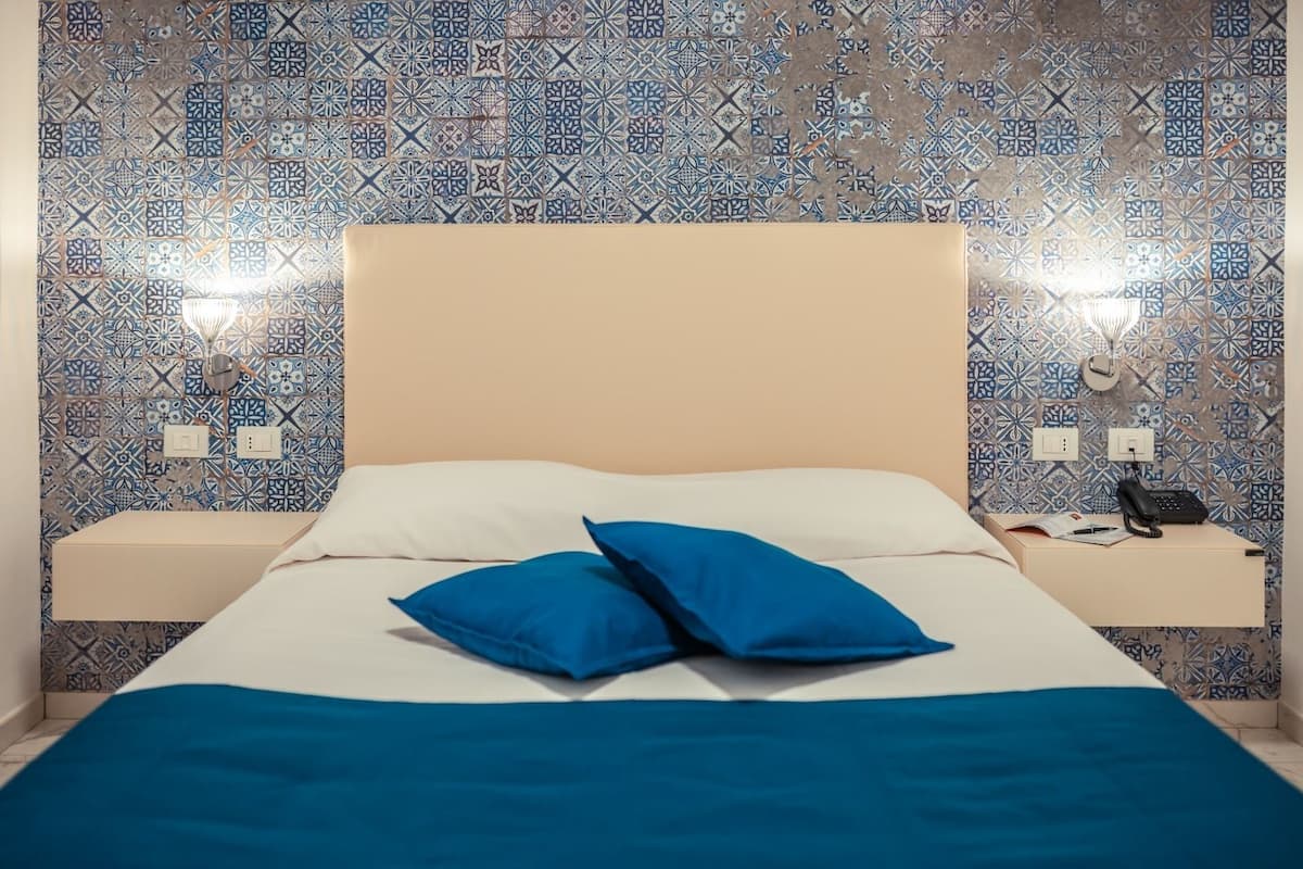 Classic Room | 1 bedroom, minibar, in-room safe, desk