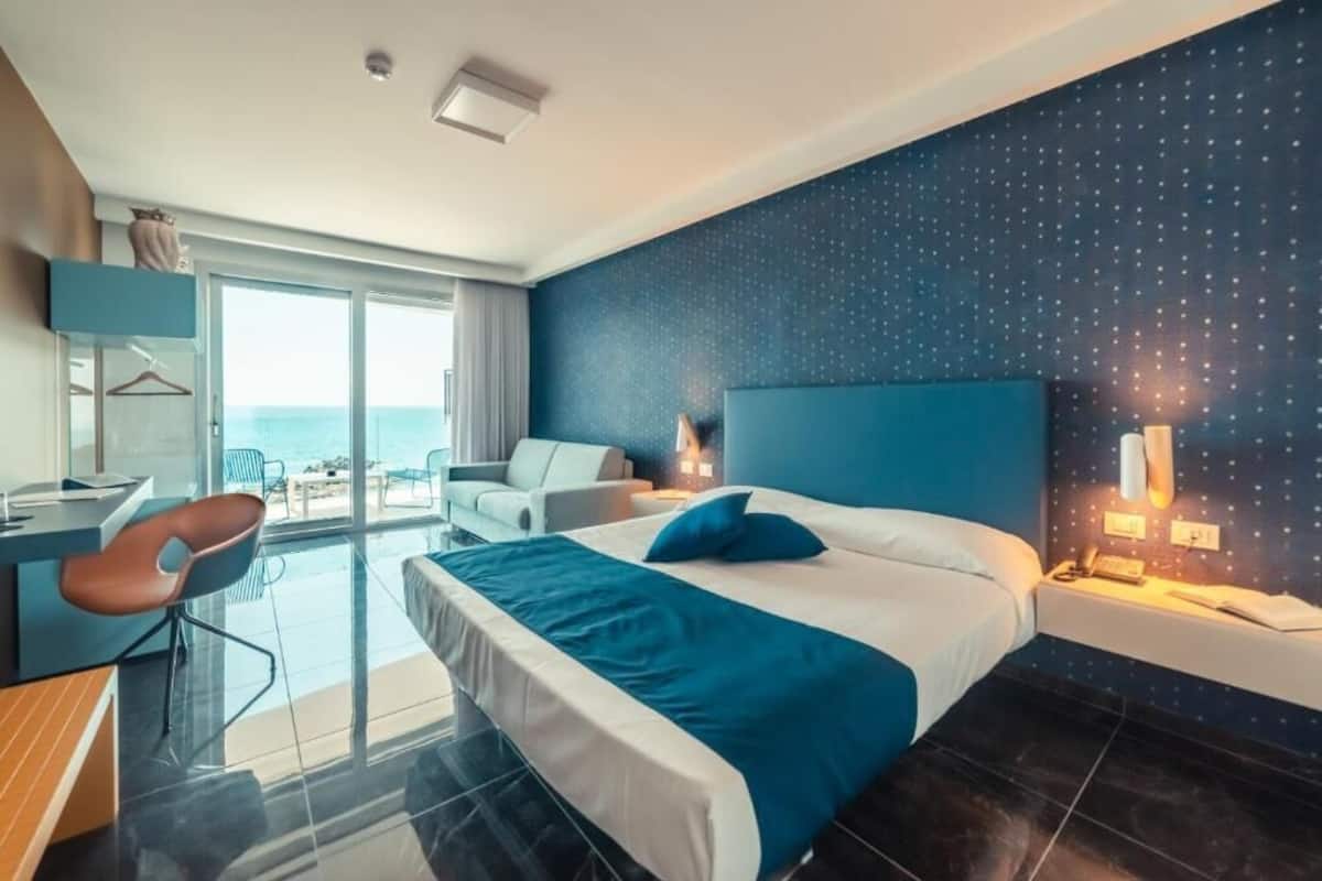 Deluxe Room, Sea View | Minibar, in-room safe, desk, blackout drapes
