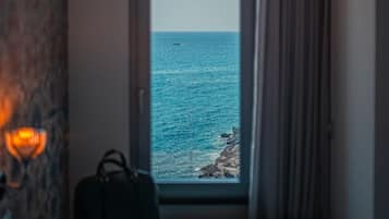 Habitación superior, vista al mar | Minibar, caja de seguridad en la habitación y escritorio