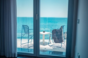 Habitación superior, vistas al mar | 1 dormitorio, minibar, caja fuerte y escritorio