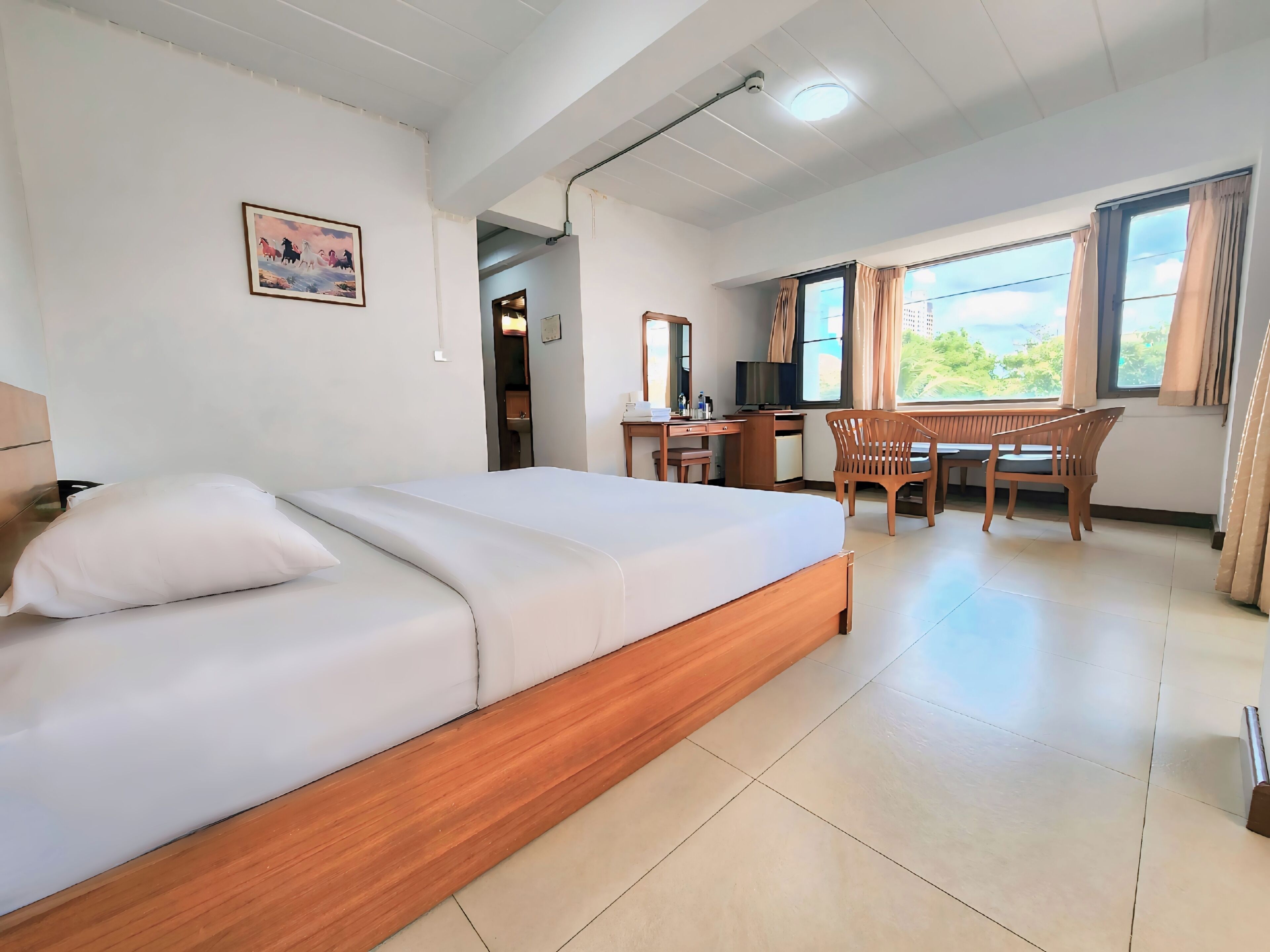 grand room, 1 king bed | 1 bedroom, minibar, desk, free wifi