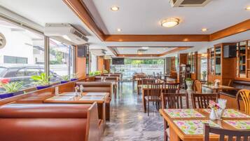 Serveert ontbijt, lunch, diner, Thaise gerechten