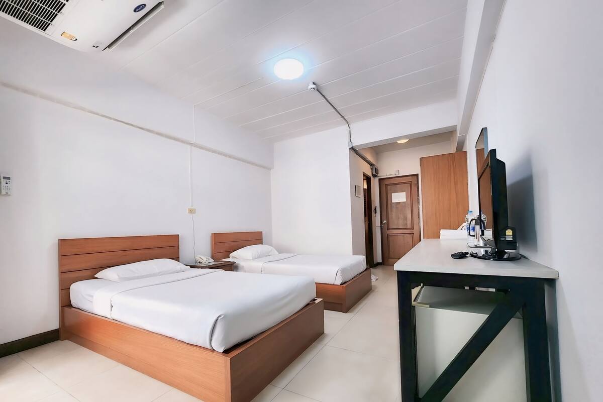 デラックス ルーム シングルベッド 2 台 | ミニバー、デスク、WiFi (無料)、ベッドシーツ