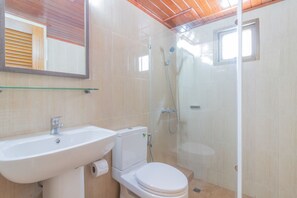 Deluxe Family Room with Two Bathrooms | Bathroom | Shower, bidet, towels, soap - Siam Palace Hotel (Bangkok)