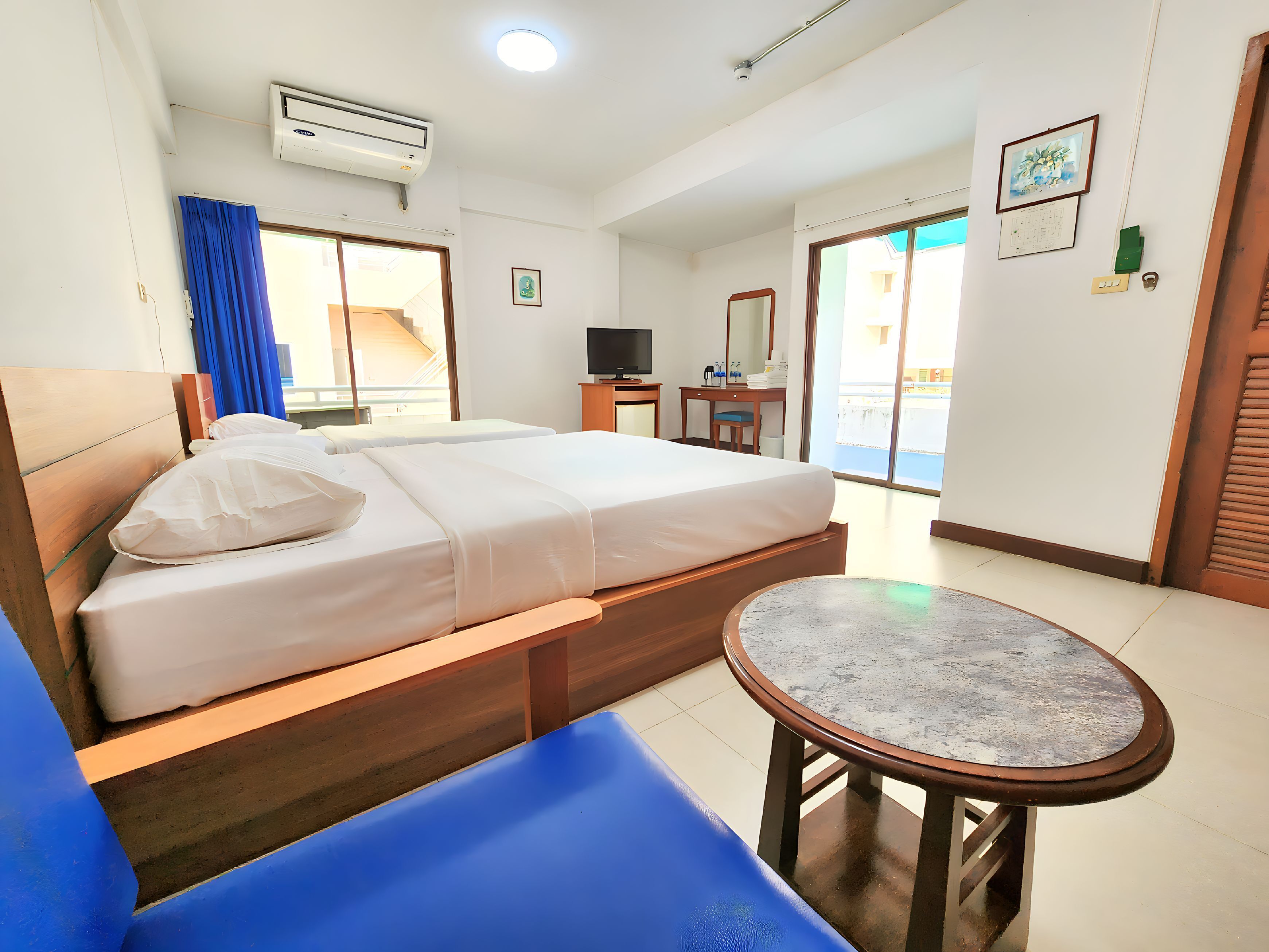 triple room, multiple beds | living area | 32-inch flat-screen tv with cable channels, tv