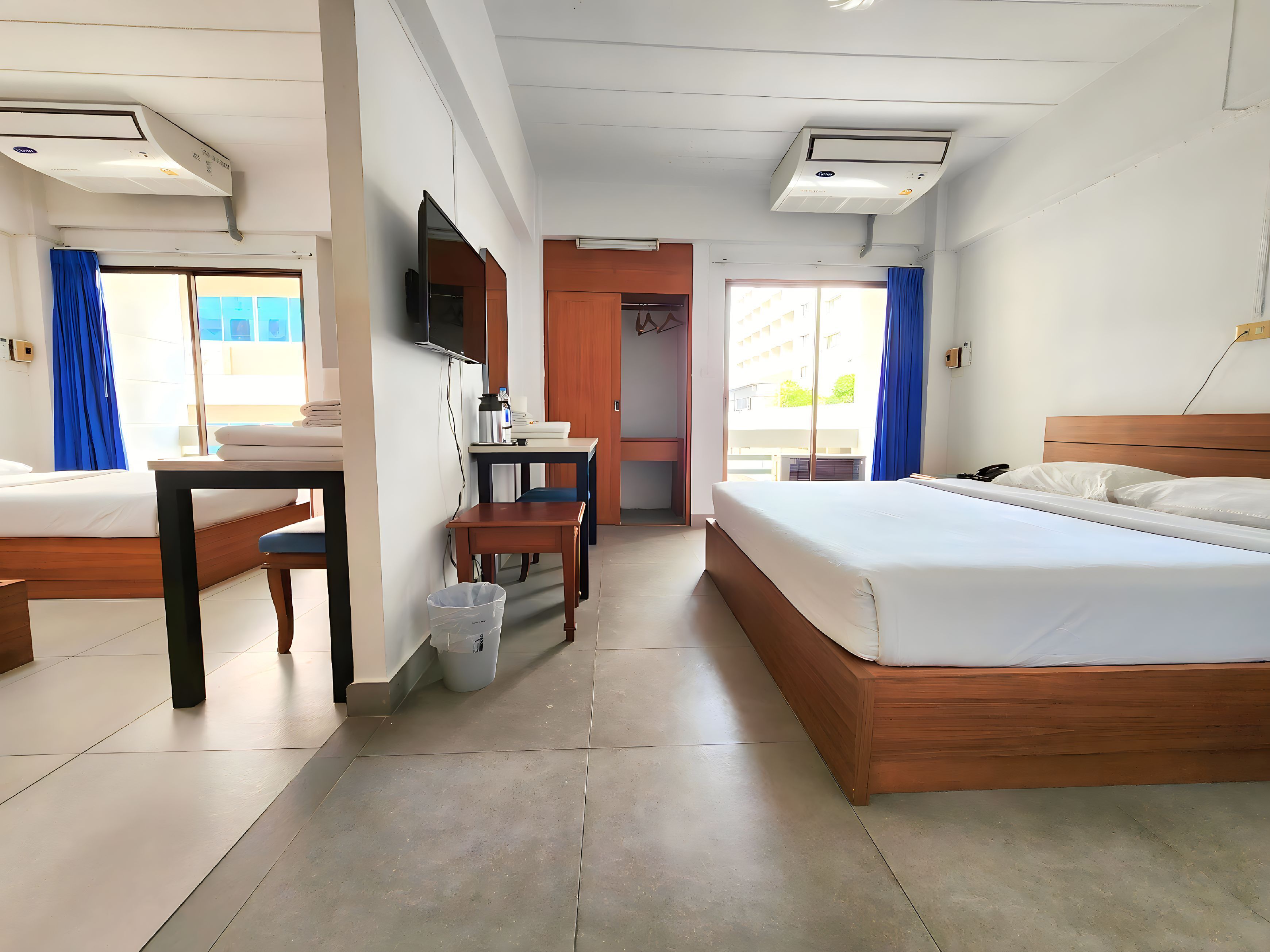 deluxe family room with two bathrooms | 1 bedroom, minibar, desk, free wifi