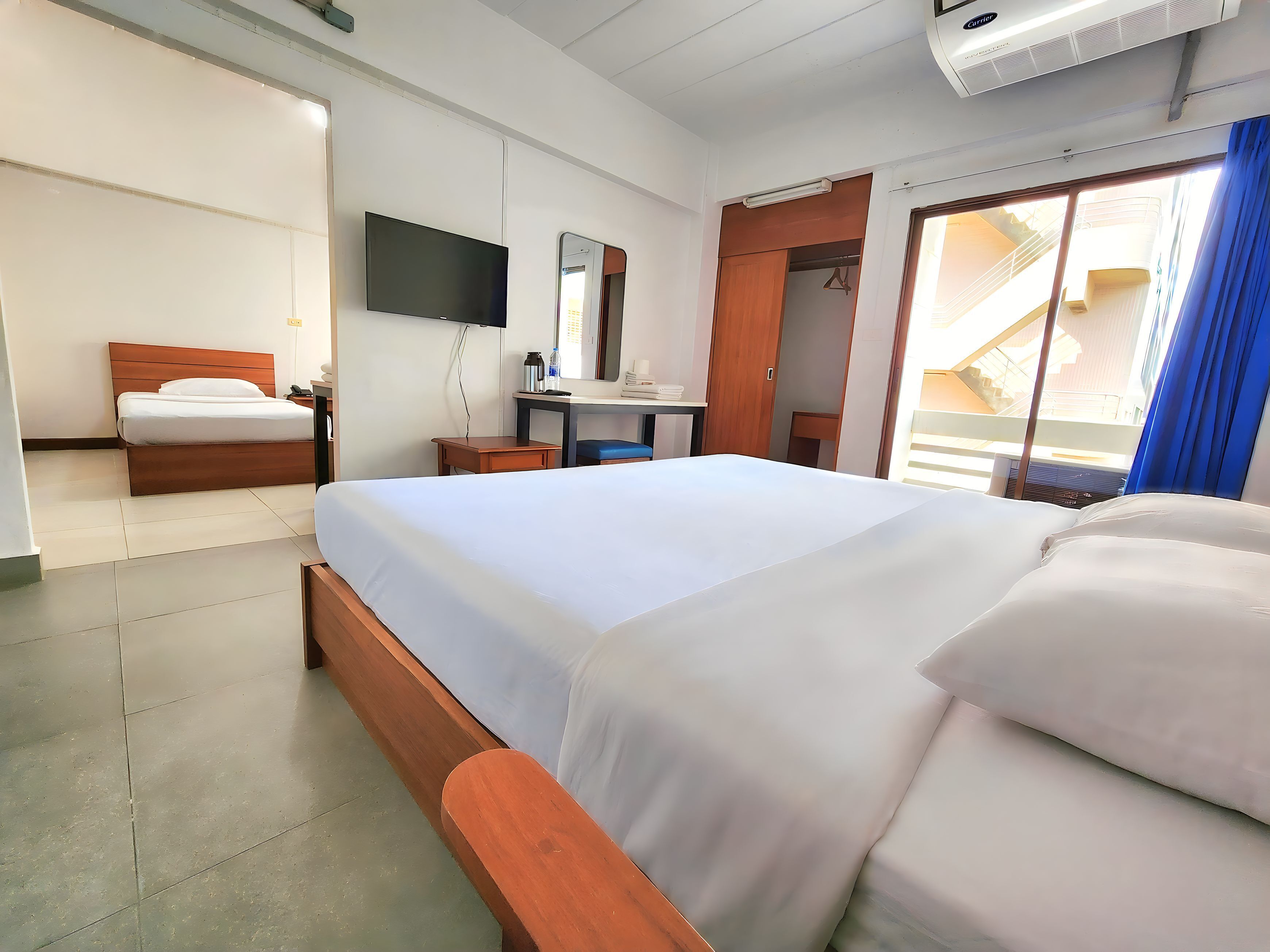 deluxe family room with two bathrooms | 1 bedroom, minibar, desk, free wifi