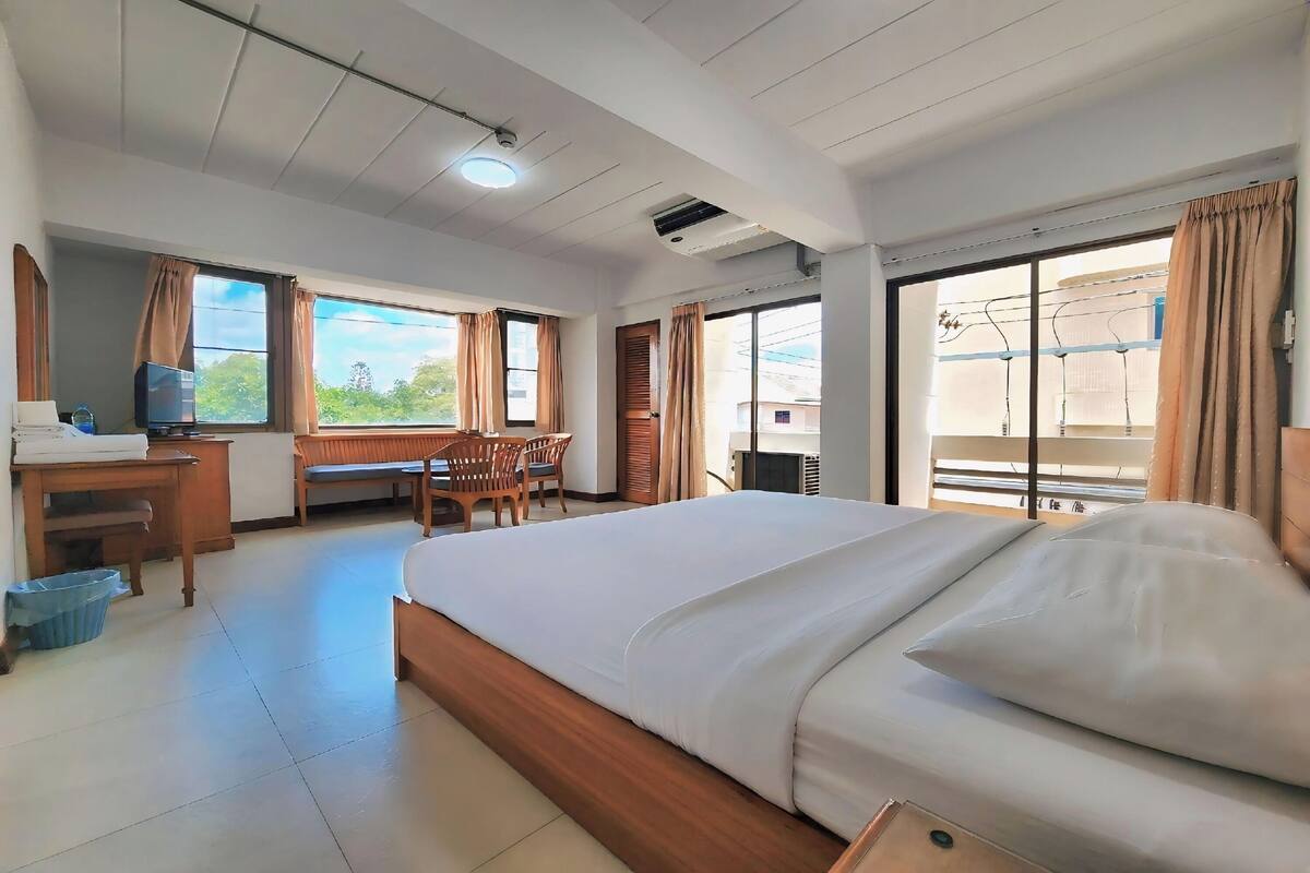 Minibar, desk, WiFi (free), bed sheets