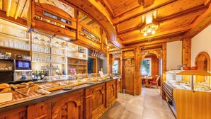 Un intérieur en bois avec un comptoir-buffet, de la verrerie et une machine à café.