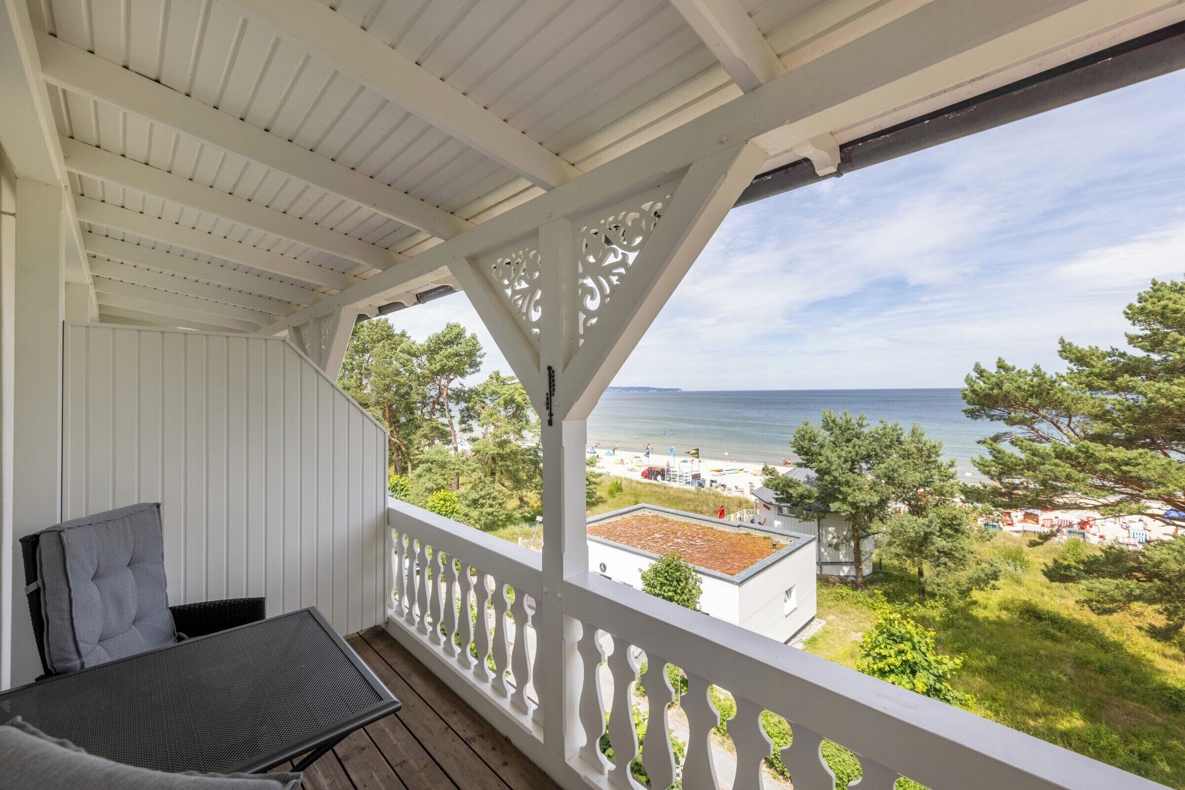 Un balcone coperto con vista sul mare e sulla spiaggia.