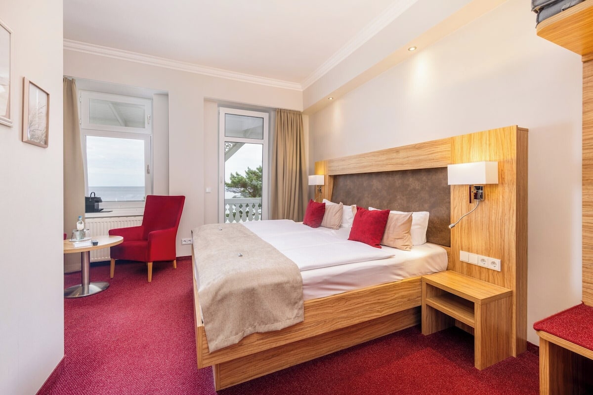 Tweepersoonskamer, balkon, uitzicht op zee | Hypoallergeen beddengoed, een minibar, een kluis op de kamer