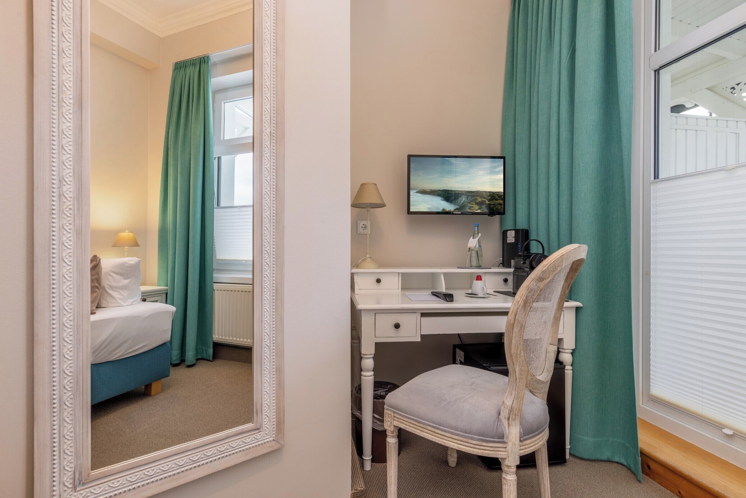 single room, balcony, partial sea view | hypo-allergenic bedding, minibar, in-room safe, blackout curtains