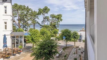 Habitación doble, balcón, vista parcial al mar | Vista del balcón