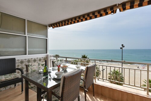 Wohnung mit fantastischem Meerblick, in erster Strandlinie in Carvajal
