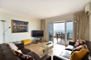 TV, DVD player - Apartment with fantastic sea views, on the first line of the beach in Carvajal (Fuengirola)