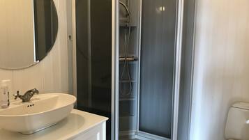 Apartment, 1 Bedroom | Bathroom | Shower, towels