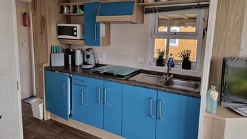 Een koelkast, een koffiezetapparaat/waterkoker